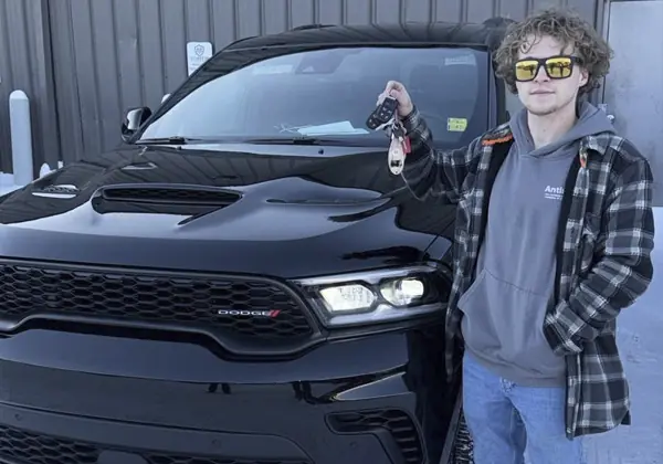 A Vida Auto customer with their new vehicle