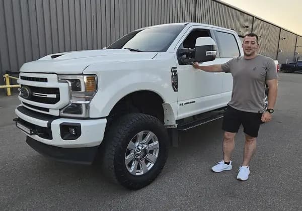 A Vida Auto customer with their new vehicle