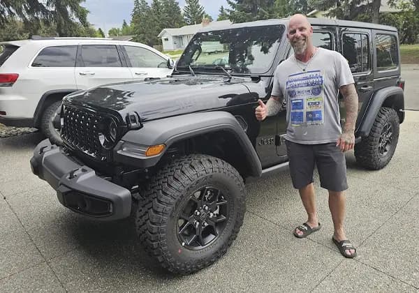 A Vida Auto customer with their new vehicle