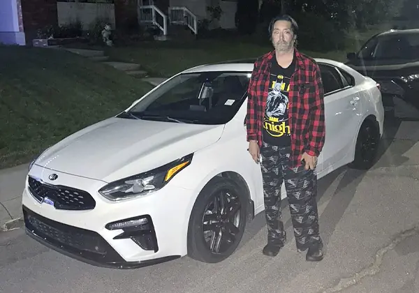 A Vida Auto customer with their new vehicle