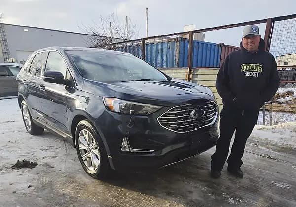 A Vida Auto customer with their new vehicle