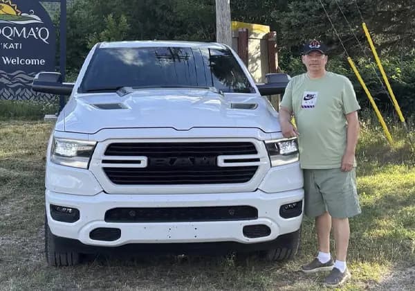 A Vida Auto customer with their new vehicle